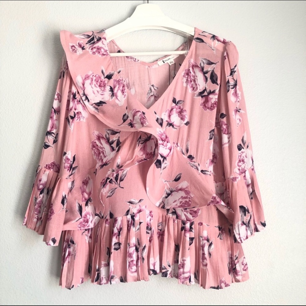 🌸Pink Floral Bell Sleeve Top 🌸